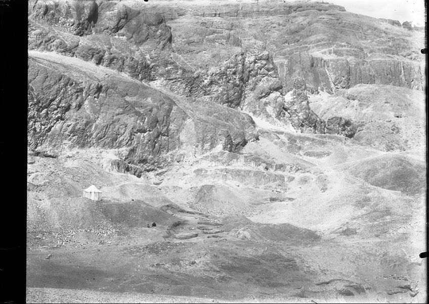 General view of the northern area of the necropolis, before excavations began. In addition to documenting the site, these images helped to scan the terrain in order to detect depressions (even when barely visible to the naked eye) indicating the possible presence of tomb shafts or structures coming out of the ground.  Schiaparelli excavations. 