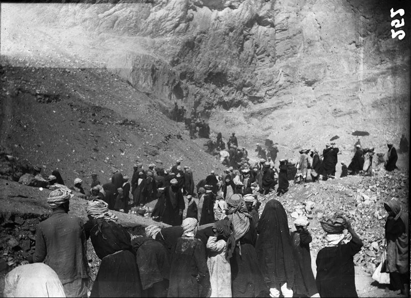 Excavations to the right of the temple, up the mountain slope. The employment of a large number of workers was necessary to systematically assess the soil until the ancient stratigraphic layer was reached. Schiaparelli excavations. 