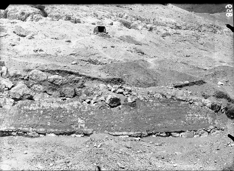 Veduta della parte meridionale della montagna, a ovest del villaggio, con la necropoli. Scavi Schiaparelli. 