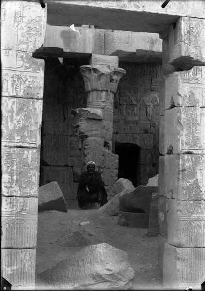Il piccolo tempio di epoca tolemaica, fatto edificare da Tolomeo IV, sorge all’estremità nord-est della valle e fu utilizzato come abitazione in epoca cristiana. La fotografia mostra l’interno del santuario, compreso in una recinzione in mattoni. Scavi Schiaparelli.