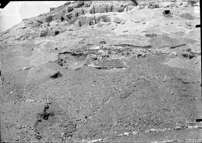 Veduta della parte meridionale della montagna, a ovest del villaggio, con la necropoli. In alto, nella parte centrale, si vede la tomba TT2 Scavi Schiaparelli. 