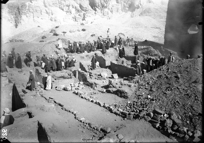 Scavi a ridosso del muro di cinta sinistro del tempio della dea Hathor. Lo scavo mette in luce l’alzato di costruzioni in mattoni, tra cui tombe a pozzo e cappelle. Scavi Schiaparelli. 