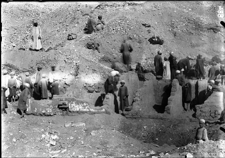 Scavi a ridosso del muro di cinta sinistro del tempio della dea Hathor. Lo scavo mette in luce l’alzato di costruzioni in mattoni, tra cui tombe a pozzo e cappelle. Scavi Schiaparelli. 