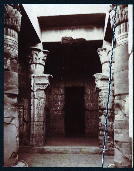 Interno del tempio di Hathor accanto al villaggio di Deir el-Medina. Fotografia scattata durante gli scavi della Missione Archeologica Italiana. Scavi Schiaparelli.