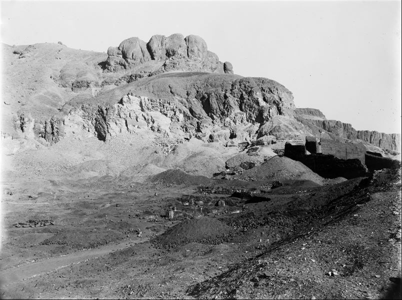 Settore sud-ovest degli scavi prima dell’inizio delle ricerche. Dal suolo emergono i resti delle murature di case. Scavi Schiaparelli.