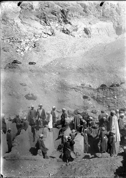 Scavi a ridosso del muro di cinta sinistro del tempio della dea Hathor. Lo scavo mette in luce l’alzato di costruzioni in mattoni, tra cui tombe a pozzo e cappelle. Scavi Schiaparelli. 