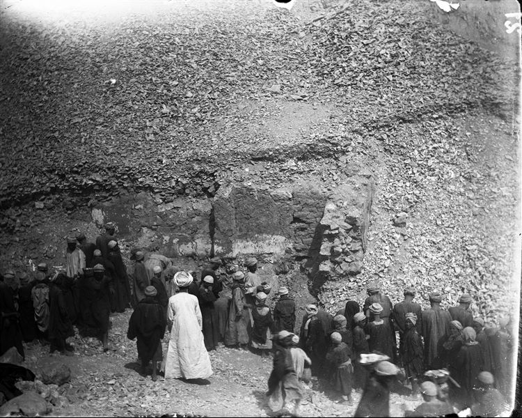 Scavi a ridosso del muro di cinta sinistro del tempio della dea Hathor. Lo scavo mette in luce l’alzato di costruzioni in mattoni. Scavi Schiaparelli.