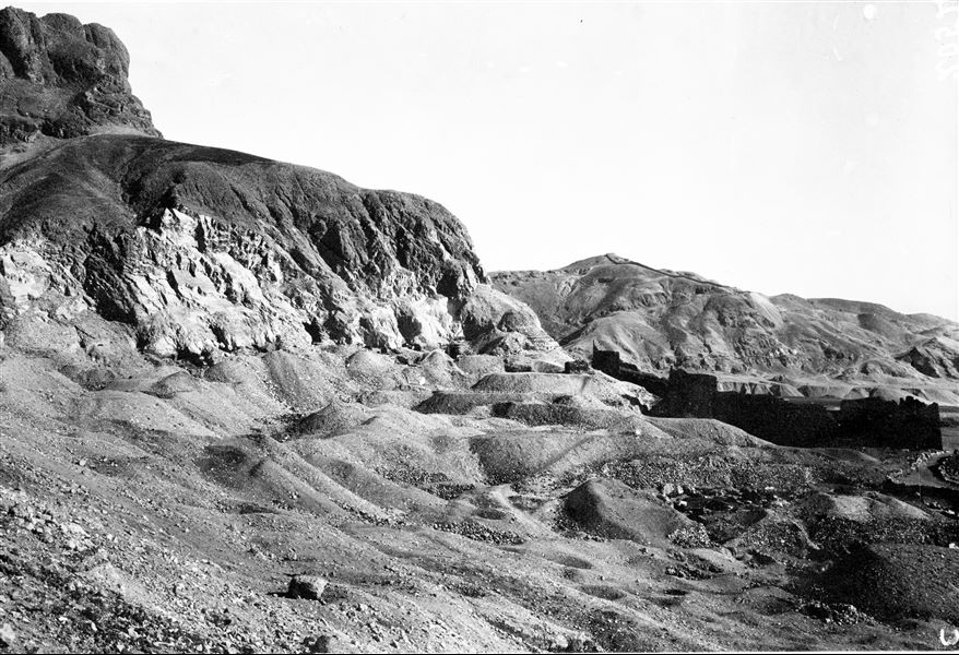 Settore sud-ovest degli scavi prima dell’inizio delle ricerche. Al centro le mura del tempio della dea Hathor. In primo piano la caotica situazione degli sterri lasciati delle precedenti ricerche. Scavi Schiaparelli. 