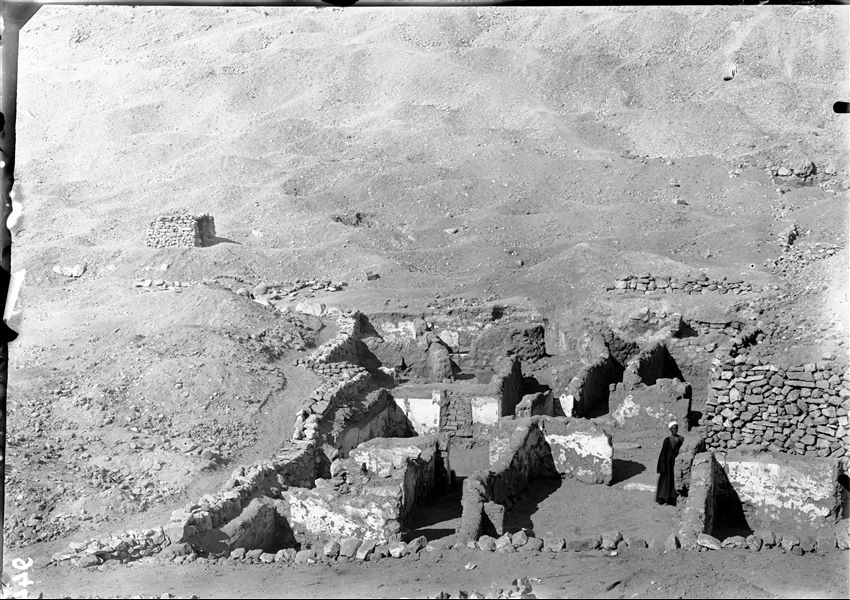 Excavations on the left side of the temple, among the remains of some houses built inside the boundary wall of the village (houses 10 and 9 - NW). Schiaparelli excavations. 