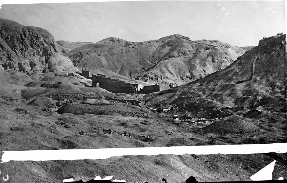 South-west area of the excavations before the works began. View of the valley floor where the workers' village of Pa Demi would be discovered. The photographic plate was damaged during its development. Schiaparelli excavations.  