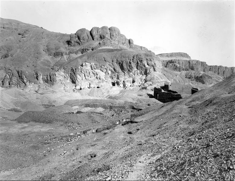 Settore sud-ovest degli scavi prima dell’inizio delle ricerche. Tra i resti delle antiche abitazioni, si vedono i muri a secco di contenimento del materiale proveniente dai precedenti scavi. Scavi Schiaparelli. 