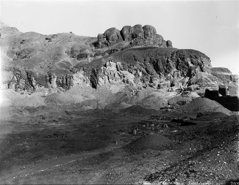 Settore sud-ovest degli scavi prima dell’inizio delle ricerche. Dal suolo emergono i resti delle murature di case. Scavi Schiaparelli.