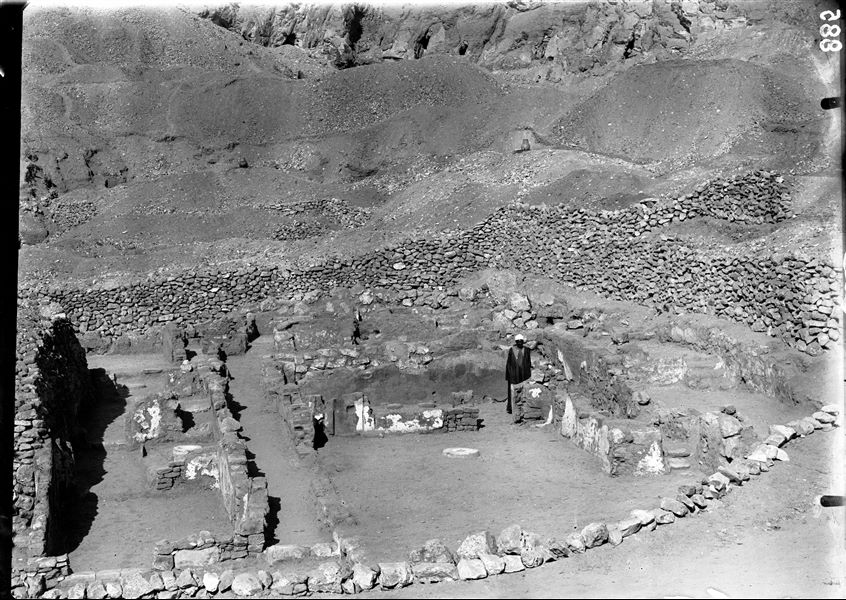 Scavi sul lato sinistro del tempio, tra i resti di alcune case costruite all’interno del muro di cinta del villaggio. Nella fotografia le case I - III e V (Nord-Ovest), dopo lo scavo e la ripulitura finale. Scavi Schiaparelli. 