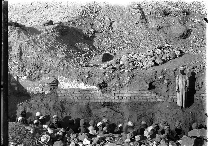 Scavo di una trincea a sinistra del tempio funerario della dea Hathor. L’area era occupata da costruzioni in mattoni, tra cui tombe a pozzo e cappelle. Scavi Schiaparelli. 
