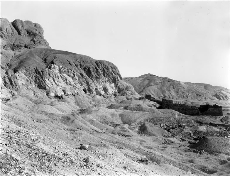 Settore sud-ovest degli scavi prima dell’inizio delle ricerche. Al centro le mura del tempio della dea Hathor. In primo piano la caotica situazione degli sterri lasciati delle precedenti ricerche. Scavi Schiaparelli. 