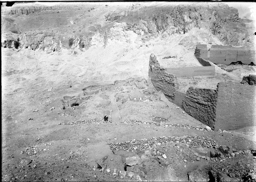 Area di scavo a ridosso del muro sinistro del Tempio della dea Hathor, prima dell’inizio delle ricerche. Si intravedono i resti di murature antiche. Scavi Schiaparelli. 