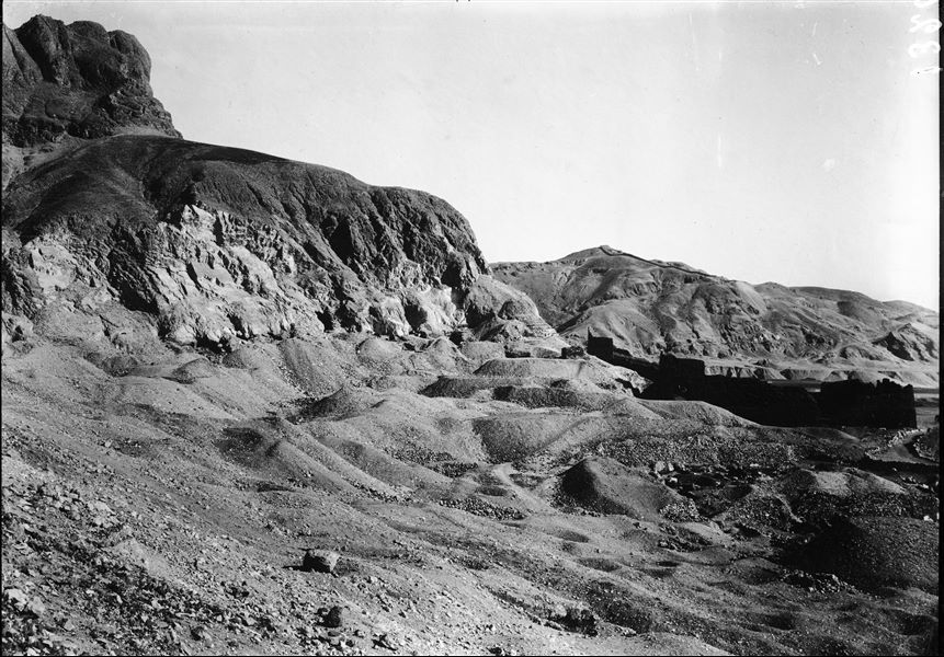 Settore sud-ovest degli scavi prima dell’inizio delle ricerche. Al centro le mura del tempio della dea Hathor. In primo piano la caotica situazione degli sterri lasciati dalle precedenti ricerche. Scavi Schiaparelli. 