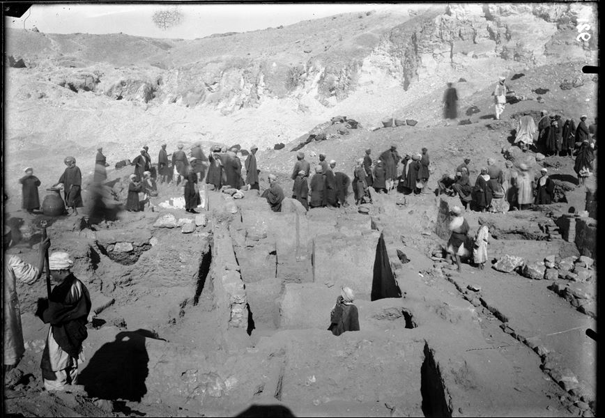 Scavi sul lato sinistro del tempio della dea Hathor. Ricerche tra i resti di alcune cappelle votive, a sud del pozzo P.1258. Scavi Schiaparelli. 