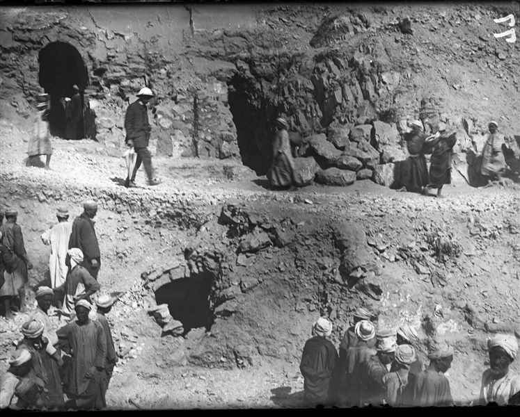 Excavations in the northern area of the necropolis, west of the temple of the goddess Hathor. The excavations in the area allowed for the discovery of some tombs. Starting from the left are: P1187, 1188, and 1189. At the bottom, the access to shaft 1188 is visible. Visible on the left is the ​Egyptian inspector who was involved in the mission. Schiaparelli excavations. 

 Schiaparelli excavations. 