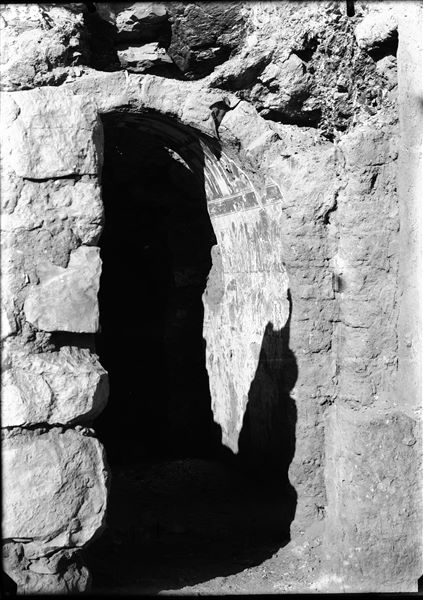 Scavi nell’area settentrionale della necropoli, a ovest del tempio della dea Hathor. Particolare della decorazione della cappella funeraria della tomba TT215 di Amenemipet. La struttura a botte della cappella era originariamente coperta da una piccola piramide in muratura. Scavi Schiaparelli. 