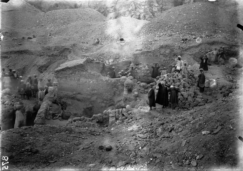 Scavi nell’area settentrionale della necropoli dove verrà scoperta la cappella e la tomba di Kha TT8. Sullo sfondo, in alto, l’ingresso della tomba TT322. Scavi Schiaparelli. 