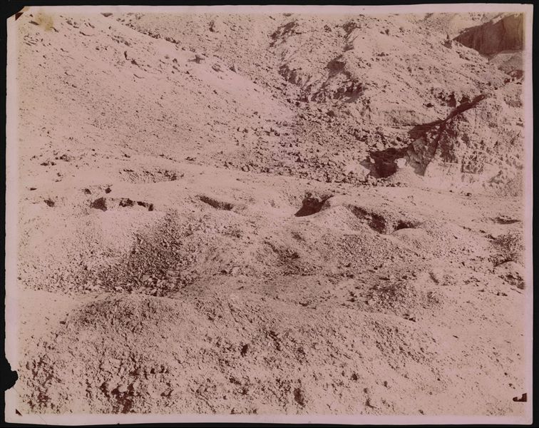 Momento di scavo presumibilmente nella montagna di Deir el-Medina, si vedono alcuni saggi compiuti nel terreno. La stampa su carta è stata virata con il color seppia. Scavi Schiaparelli.
