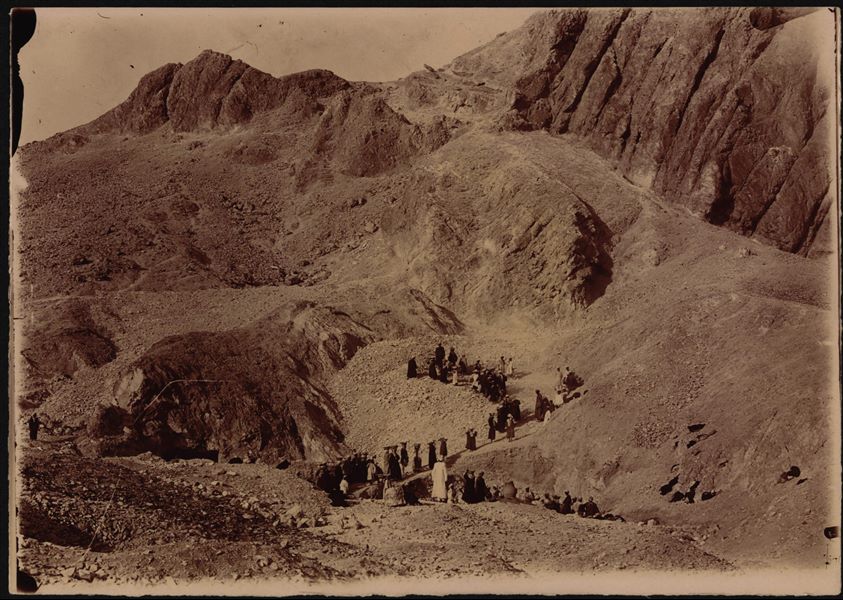 Momento di scavo presumibilmente nella montagna di Deir el-Medina, dove un operaio è fotografato accanto a una trave di legno, forse parte di una struttura per un argano. Scavi Schiaparelli.
