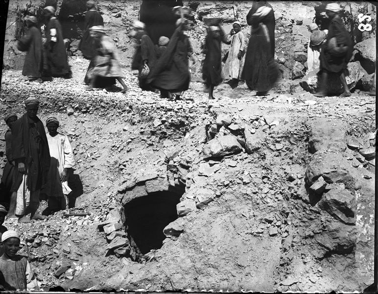 Scavi nell’area settentrionale della necropoli, a ovest del tempio della dea Hathor. I lavori di sterro in questa zona hanno consentito il ritrovamento di alcune tombe. Partendo da sinistra sono visibili la P1187, 1188, e 1189. In basso si vede l’accesso al pozzo 1188. Scavi Schiaparelli. 