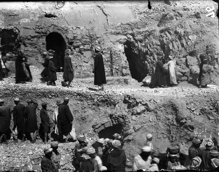 Scavi nell’area settentrionale della necropoli, a ovest del tempio della dea Hathor. I lavori di sterro in questa zona hanno consentito il ritrovamento di alcune tombe. Partendo da sinistra sono visibili la P1187, 1188, e 1189. In basso si vede l’accesso al pozzo 1188. Scavi Schiaparelli. 