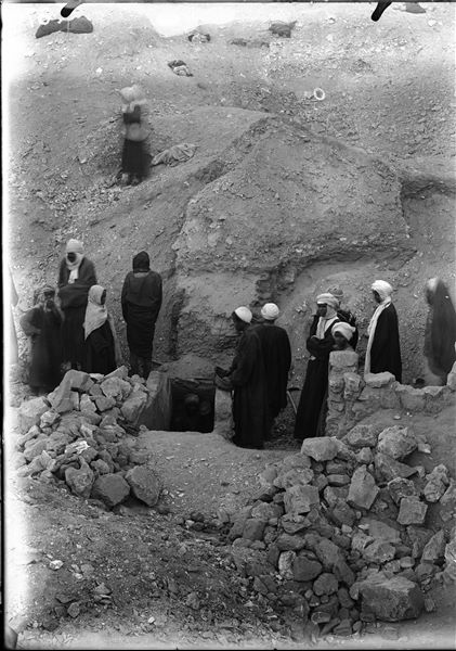 Scavi nell’area settentrionale della necropoli dove verrà scoperta la cappella e la tomba di Kha TT8. 