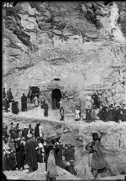 Scavi nell’area settentrionale della necropoli, a ovest del tempio della dea Hathor. I lavori di sterro in questa zona hanno consentito il ritrovamento di alcune tombe. Partendo da sinistra sono visibili la P1187, 1188, e 1189. In basso si vede l’accesso al pozzo 1188. Scavi Schiaparelli. 