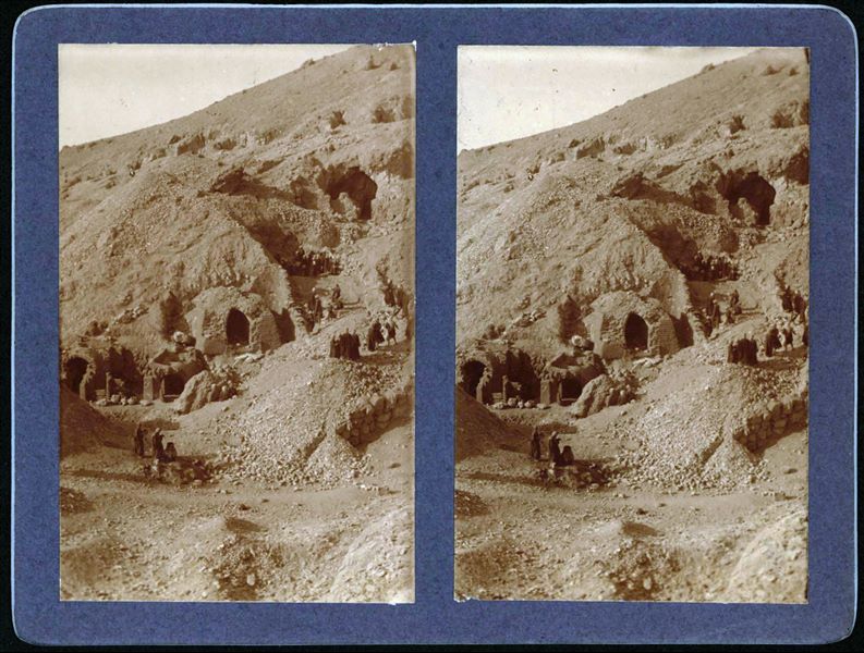 Vista di una serie di cappelle funerarie scavate durante i lavori della Missione Archeologica Italiana. A sinistra, si trova la cappella di Maya. A destra, al centro dell’immagine e su un livello superiore del terreno, spicca l’imponente struttura della cappella (già nota) di Kha. Tra le due, si riconosce l’imboccatura del pozzo P. 338, accanto alla cappella di Maya, e alla sua destra i resti di una cappella oggi scomparsa. Scavi Schiaparelli.