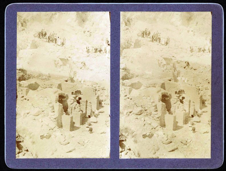 Scavi nella montagna di Deir el-Medina, sopra le cappelle funerarie di Maya, che si riconosce in primo piano, e quella di Kha, in direzione dell’accesso agli ambienti ipogei della tomba di Kha (TT8). Scavi Schiaparelli. 