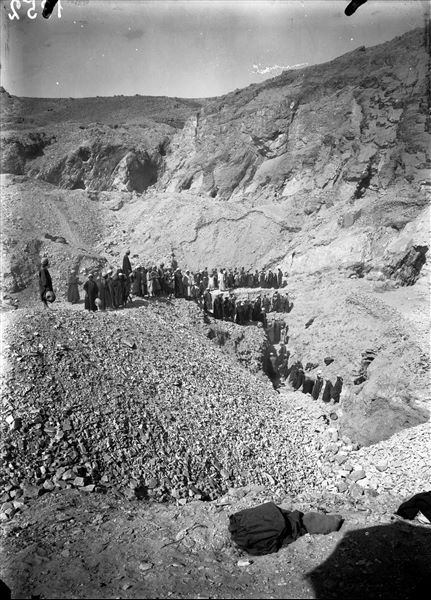 Scavi nell’area settentrionale della necropoli. Gli operai sono concentrati e fermi per la fotografia, nel luogo del ritrovamento della tomba di Kha TT8. Sullo sfondo, in alto, si riconosce l’ingresso della tomba TT10. 