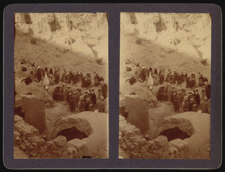 Momento di scavo nei pressi della cappella di Maya, in primo piano, già portata alla luce. Tra gli operai, si riconosce, vestito di bianco, il dragomanno Bolos Ghattas, mentre l’europeo con il quale sta parlando non è stato riconosciuto. Anche gli operai sono attualmente senza un riconoscimento. Scavi Schiaparelli.