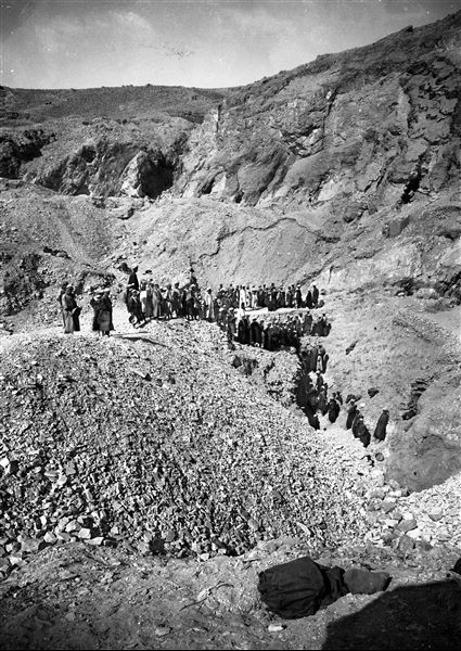 Excavations in the northern area of the necropolis. In the area where the tomb of Kha (TT8) was found, the workers are focused and still for the photograph. Above in the background is the entrance of the tomb TT10. 
