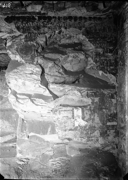 Parete dell’anticamera della tomba di Penbuy e Kasa (TT10). La parete risulta molto rovinata. 