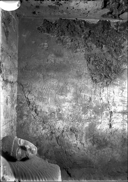 Parete laterale dell’anticamera della tomba di Khabekhnet (TT2). A sinistra, in primo piano, si intravede la statua della coppia, sullo sfondo una scena di processione. Sono visibili quattro registri, di carattere votivo e cultuale. 