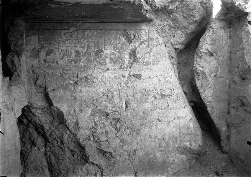 Parete decorata presumibilmente della tomba di Khabekhnet (TT2). Sono visibili quattro registri, di carattere votivo e funerario. 