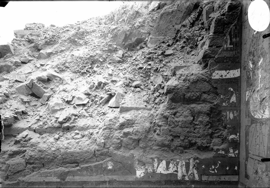 Parete est, lato sud, della camera trasversale della tomba di Ipuy (TT217), prima del suo restauro.