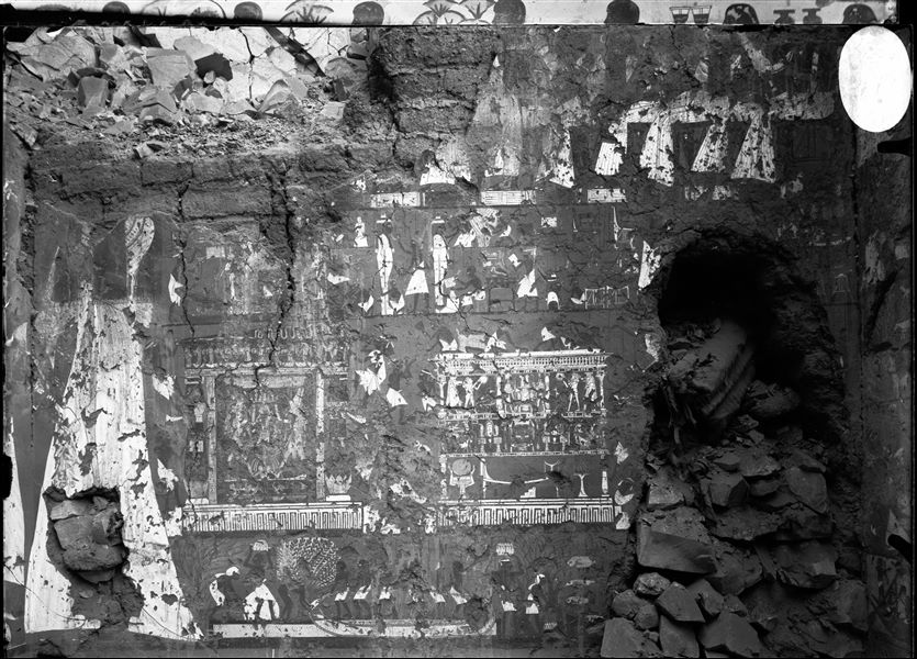 Parete nord della camera trasversale della tomba di Ipuy (TT217). A sinistra è visibile la moglie, mentre sta facendo libazioni insieme al marito nei confronti del dio Ptah-Sokar (entrambi sulla parete ovest, lato nord, non visibili in questa fotografia). La parete presenta quattro registri, in alto un uomo, sebben non visibile, davanti ai parenti, i due centrali relativi alla preparazione per il funerale mentre il registro più in basso mostra una scena di pesca.