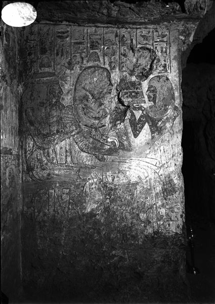 Parete est (d’ingresso), lato nord della tomba di Qen (TT4). La coppia di defunti, Qen e la moglie Nefertari, ricevono offerte. 