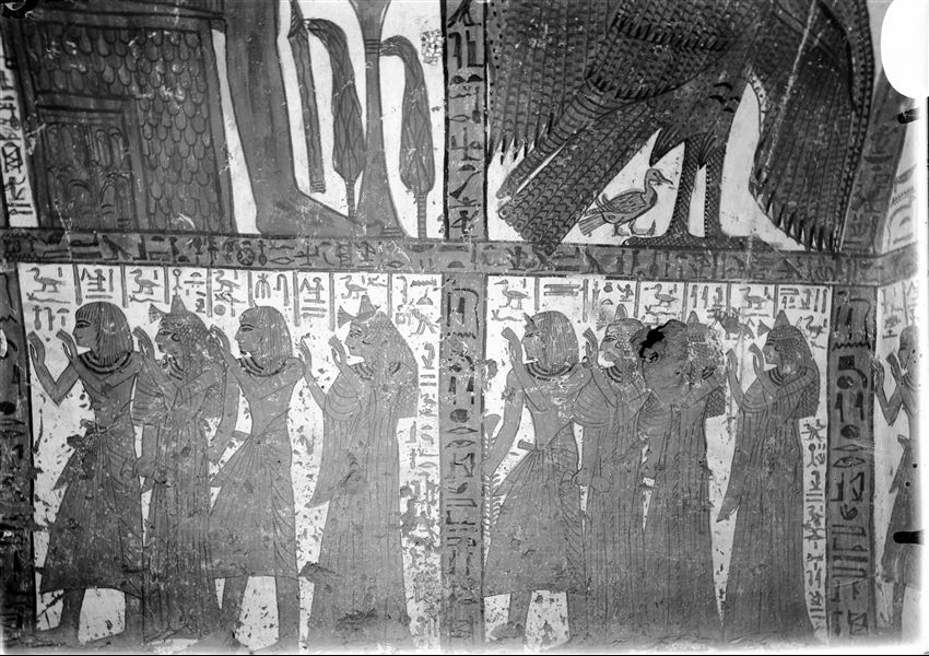 Parete est della camera funeraria della tomba di Neferabet (TT5). Il defunto con i famigliari è rappresentato nell’atto di adorare il dio Anubi, non visibile in questa fotografia. 