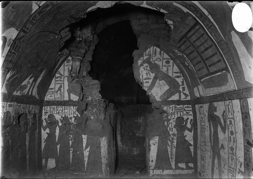 Parete sud della camera funeraria della tomba di Neferabet (TT5). La parete si presenta piuttosto danneggiata, si riconosce nel registro superiore la dea Nefti inginocchiata, alla quale doveva accostarsi simmetricamente, dall’altra parte, la dea Iside, anch’essa inginocchiata. Della dea sono rimasti soltanto i piedi. Nel registro inferiore sono invece visibili scene di adorazione. 