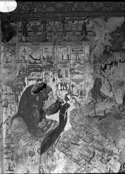 Parete ovest, lato sud, della camera trasversale della cappella della tomba di Neferhotep I e Nebnefer (TT6). Neferhotep I è rappresentato nell’atto di adorare un dio, probabilmente Osiride, ora non più visibile per il crollo dell’intonaco. 