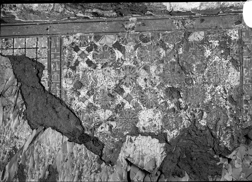 Soffitto della camera trasversale della cappella della tomba di Neferhotep I e Nebnefer (TT6).