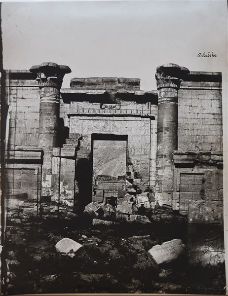 The photograph shows the entrance gate of the Small Temple, erected in the 18th Dynasty within the Medinet Habu complex (complex built by Pharaoh Ramesses III). The image incorrectly states that this is the Temple of Kalabsha. 