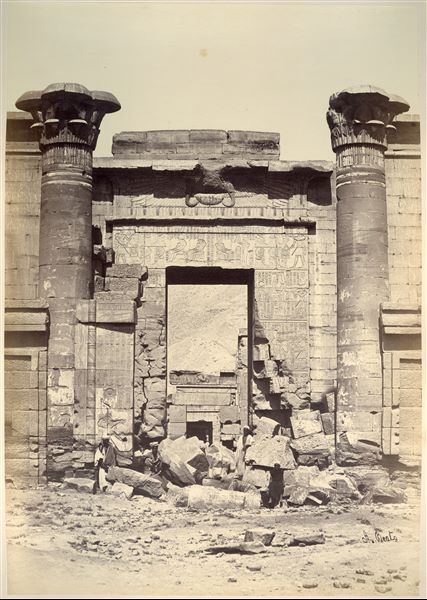 Ingresso del tempio minore di Medinet Habu, costruito nella XVIII dinastia e successivamente inglobato nel complesso del tempio maggiore.  