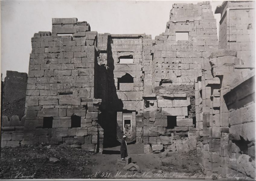 Fotografia del portale di ingresso del tempio di Medinet Habu, il migdol, il portale-torre fortificato di ispirazione vicino-orientale. La firma dell’autore si trova in basso a sinistra.  