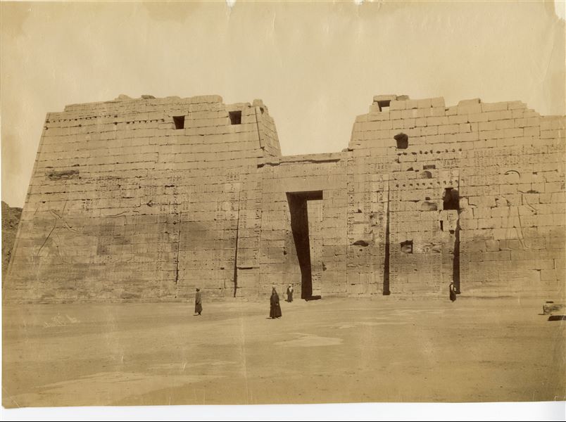 Veduta del I pilone del tempio di Medinet Habu, costruito dal faraone Ramesse III. A sinistra, la firma dell’autore, specchiata.  